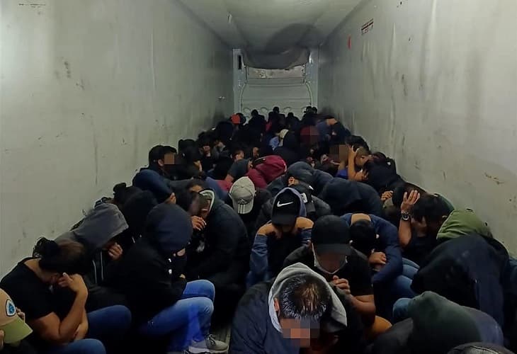 Agentes hallan a 133 migrantes hacinados en tractocamión en centro de México