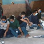 Agentes hallan a 79 migrantes hacinados en un hotel en centro de México
