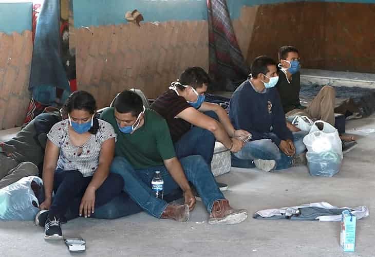 Agentes hallan a 79 migrantes hacinados en un hotel en centro de México