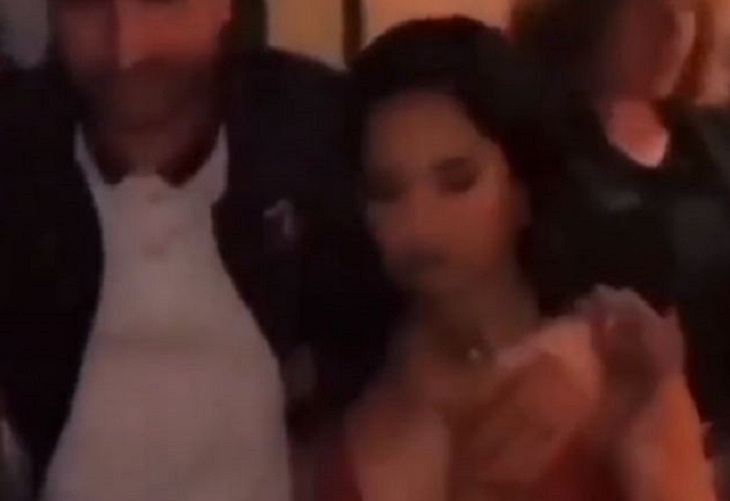 La acción viral de Becky G mientras posaba con un hombre para una foto