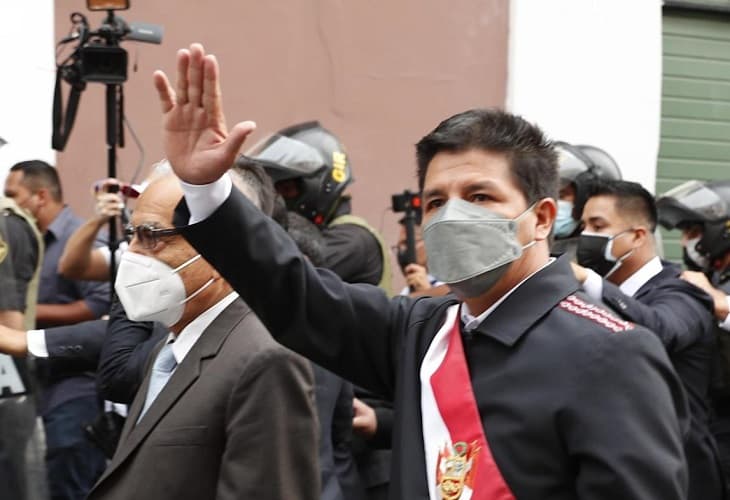 Castillo se despliega en Perú para apaciguar la crisis política