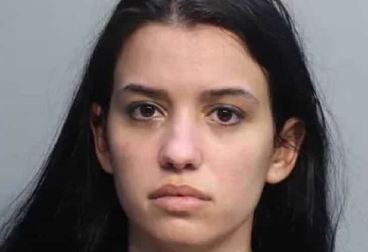 Detienen a joven madre en Florida por intentar estrangular a uno de sus hijos