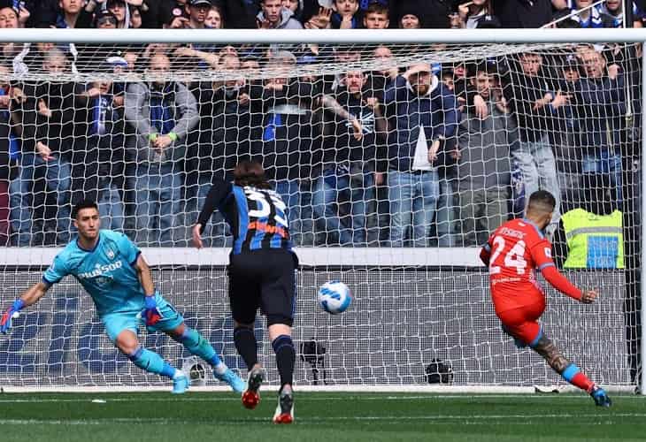 El Nápoles impone su efectividad en Bérgamo y presiona al Milan