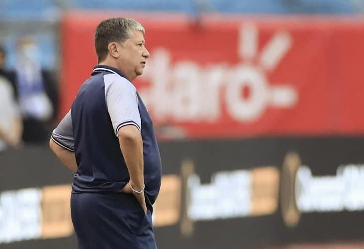 El colombiano Hernán Gómez abandona el banquillo de la selección de Honduras