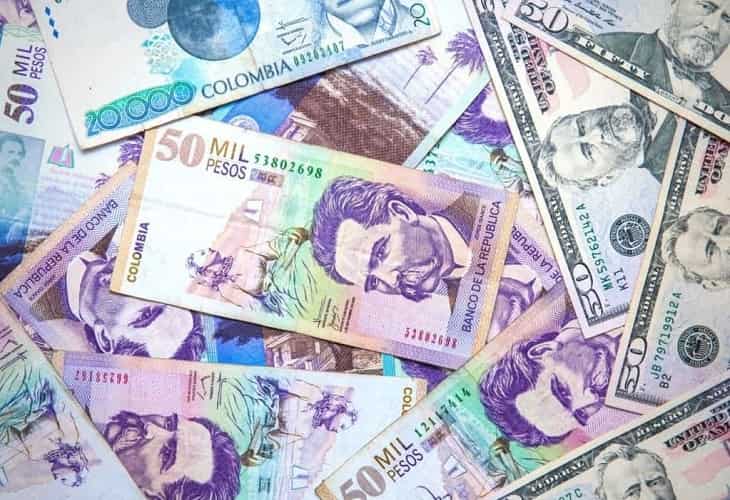 El peso colombiano recupera terreno frente al dólar después de tocar techo