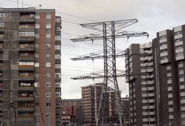 El precio de la luz se desploma un 59 % hasta 86,25 euros