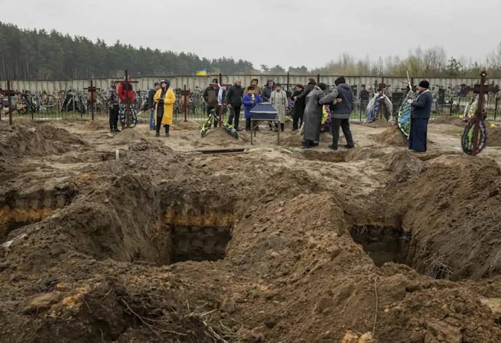 En busca de seres queridos entre los cadáveres de Bucha