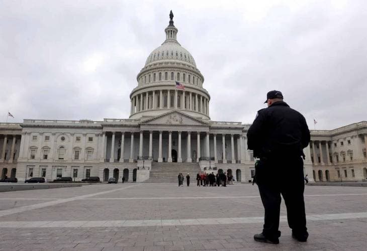 Evacúan el Capitolio de EE.UU. _por precaución_ al acercarse un avión