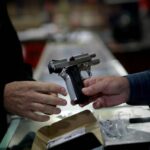 Gobernador de Florida promete una ley que permitirá portar armas sin permisos
