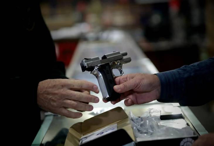 Gobernador de Florida promete una ley que permitirá portar armas sin permisos