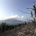 Indonesia eleva la alerta del volcán Anak Krakatoa tras erupción