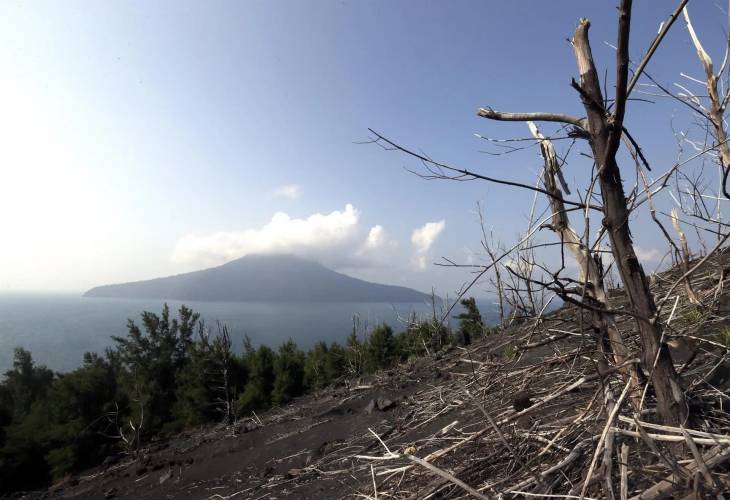 Indonesia eleva la alerta del volcán Anak Krakatoa tras erupción