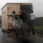 Interceptan a 41 migrantes dentro de un camión en el sureste de México