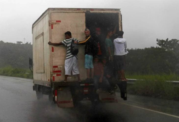 Interceptan a 41 migrantes dentro de un camión en el sureste de México