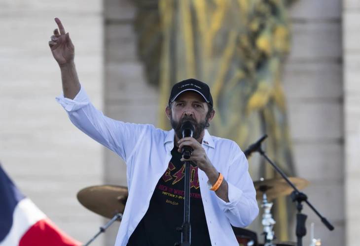 Juan Luis Guerra da positivo a la covid-19 y pospone su concierto en Miami