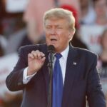 Juez decreta a expresidente Trump en desacato y le impone multa