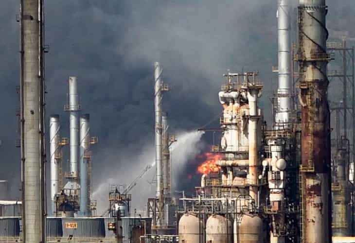 Las autoridades controlan un incendio en refinería de Pemex al sur de México