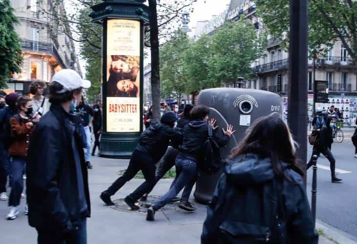 Los antidisturbios disuelven una manifestación contra Macron tras su victoria