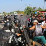 Migrantes salen caminando desde el sur de México y chocan con las autoridades