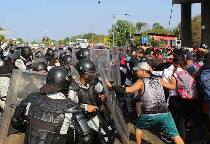 Migrantes salen caminando desde el sur de México y chocan con las autoridades