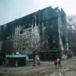 Miles de habitantes de Mariúpol resisten refugiados y sin víveres en una acería