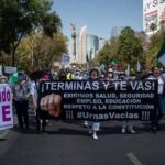 Miles de opositores de López Obrador marchan contra polémica consulta