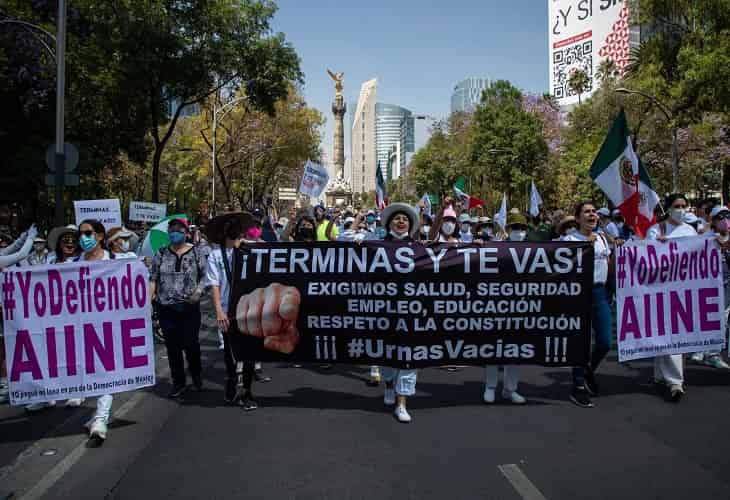 Miles de opositores de López Obrador marchan contra polémica consulta