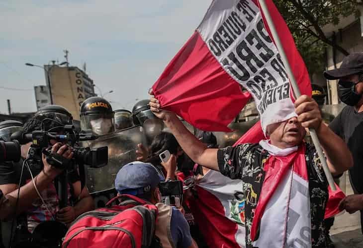 Miles de peruanos desafían el toque de queda para pedir la renuncia de Castillo