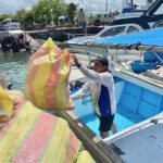 Recogen 3,6 toneladas de basura durante la limpieza de una isla alejada de las Galápagos