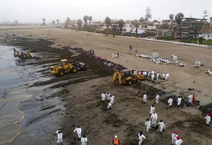 Repsol declara limpias 28 playas afectadas por el derrame de petróleo en Perú