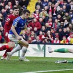 Robertson y Origi deciden el derbi de Liverpool (1)