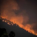 Un incendio quema parte del parque nacional venezolano Waraira Repano, en Caracas