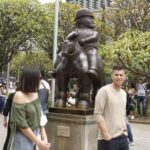 Un monumental Botero celebra sus 90 años pintando acuarelas y en familia---Medellín Declara 7 Días de Luto por la Muerte del Maestro Fernando Botero
