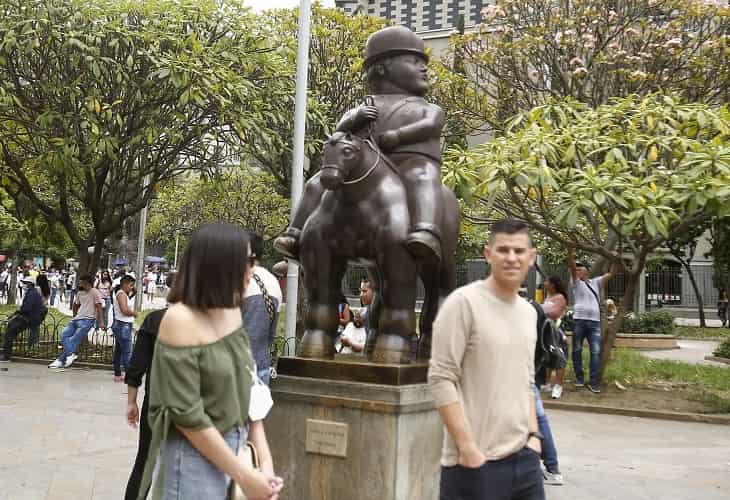 Un monumental Botero celebra sus 90 años pintando acuarelas y en familia---Medellín Declara 7 Días de Luto por la Muerte del Maestro Fernando Botero