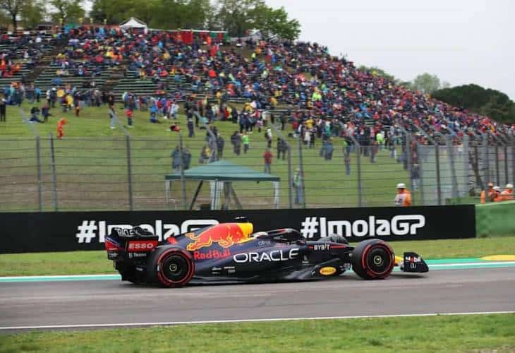 Verstappen sale primero, delante de Leclerc, en el esprint de Imola