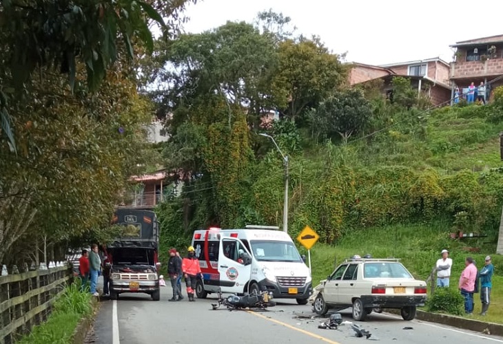 Motociclista chocó contra un Renault 9 y perdió la vida en la entrada San Félix