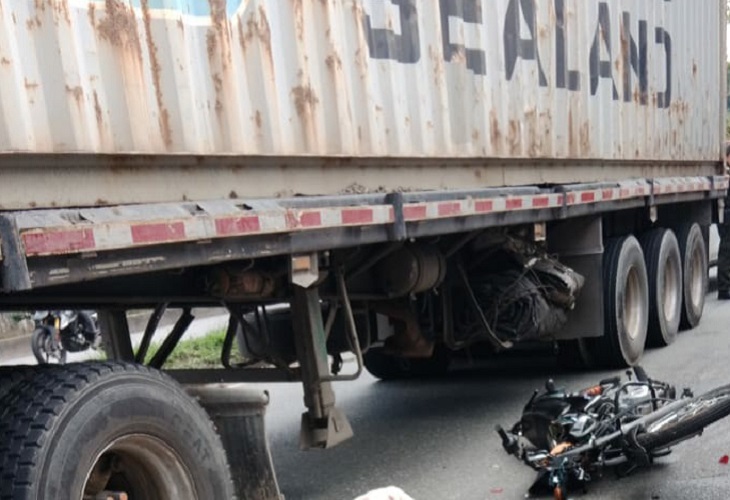 Muere motociclista en accidente con tractomula, en la autopista Sur