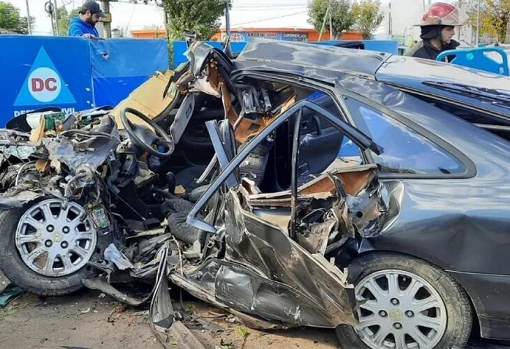 Mueren cuatro bolivianos al chocar su auto con un árbol en Longchamps, Argentina