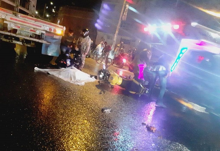 Motociclista mujer en accidente llegando a Quintas del Sur, en Bogotá