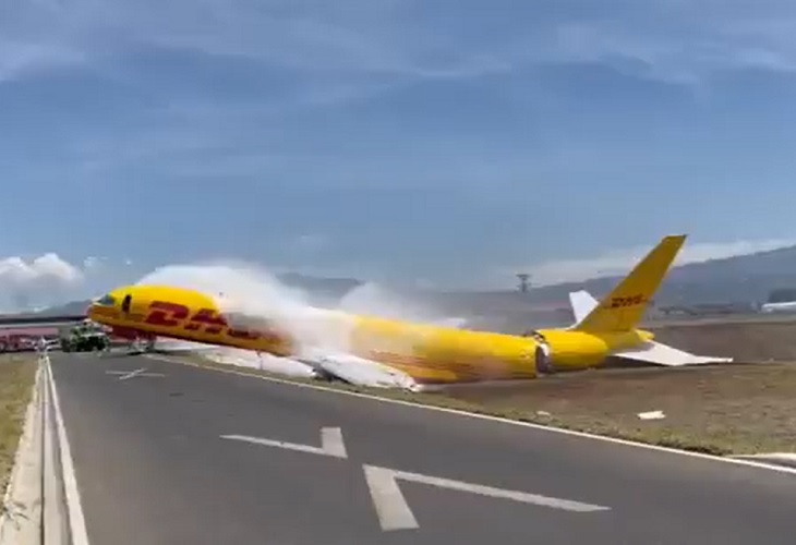 Avión de DHL se parte en dos en el aeropuerto Juan Santamaría de Costa Rica