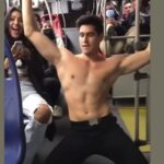 Sensual hombre hizo striptease en un bus de Transmilenio y el video se hizo viral