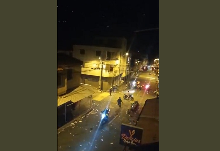 En gresca con la policía terminó una fiesta masiva en Barbosa, Antioquia
