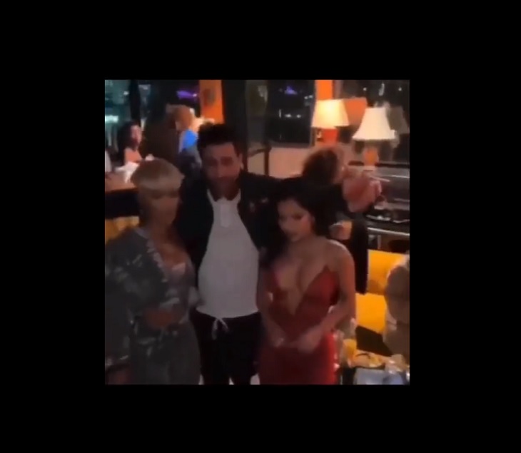 La acción viral de Becky G mientras posaba con un hombre para una foto