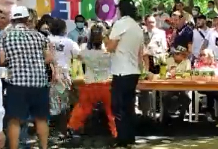 Armando Benedetti se sale de casillas con la gente en evento, en Ciénaga de Oro