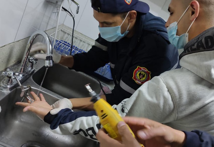 Bomberos retiran anillo que un hombre llevó en uno de sus dedos por 10 años