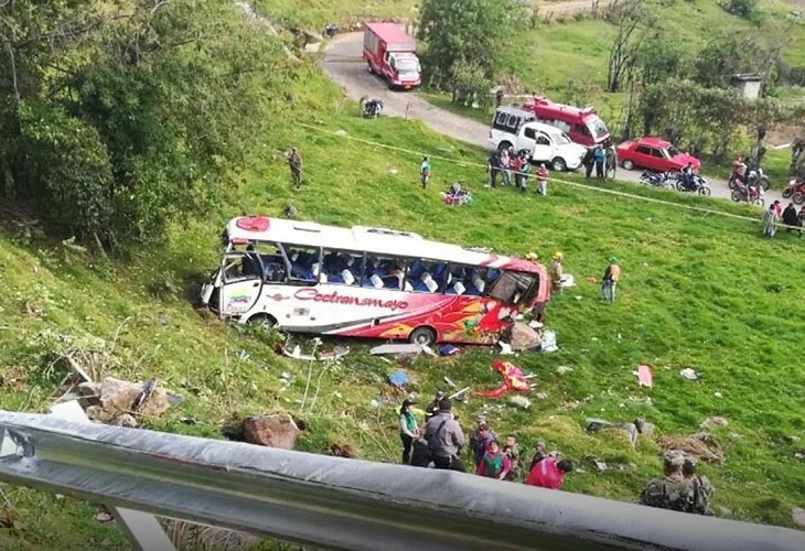 Bus de Cootransmayo rodó por abismo con 40 pasajeros en vía Mocoa-Pitalito