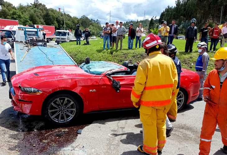 Muere conductor de un carro de gama alta en la vía Paipa - Tunja