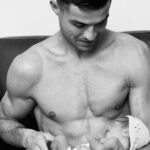 Cristiano posa con su hija recién nacida y le dice: “Amor para siempre”