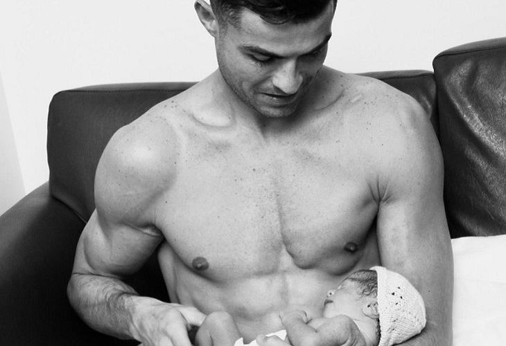 Cristiano posa con su hija recién nacida y le dice: “Amor para siempre”