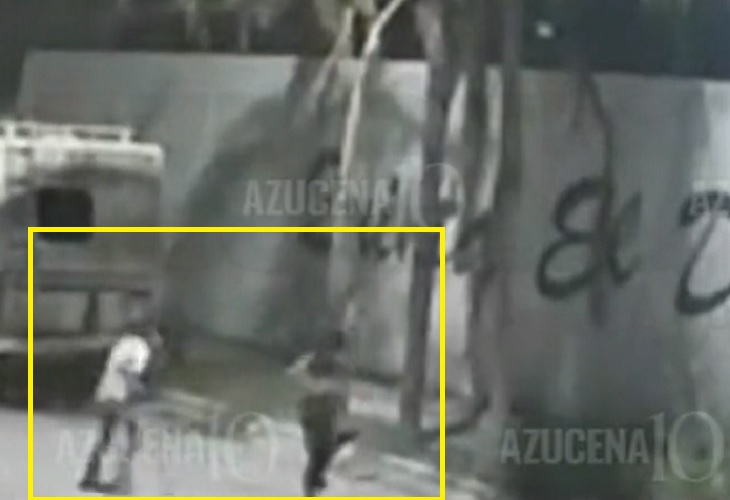 Revelan video de Debanhi Escobar forcejeando con joven al que lanza una patada